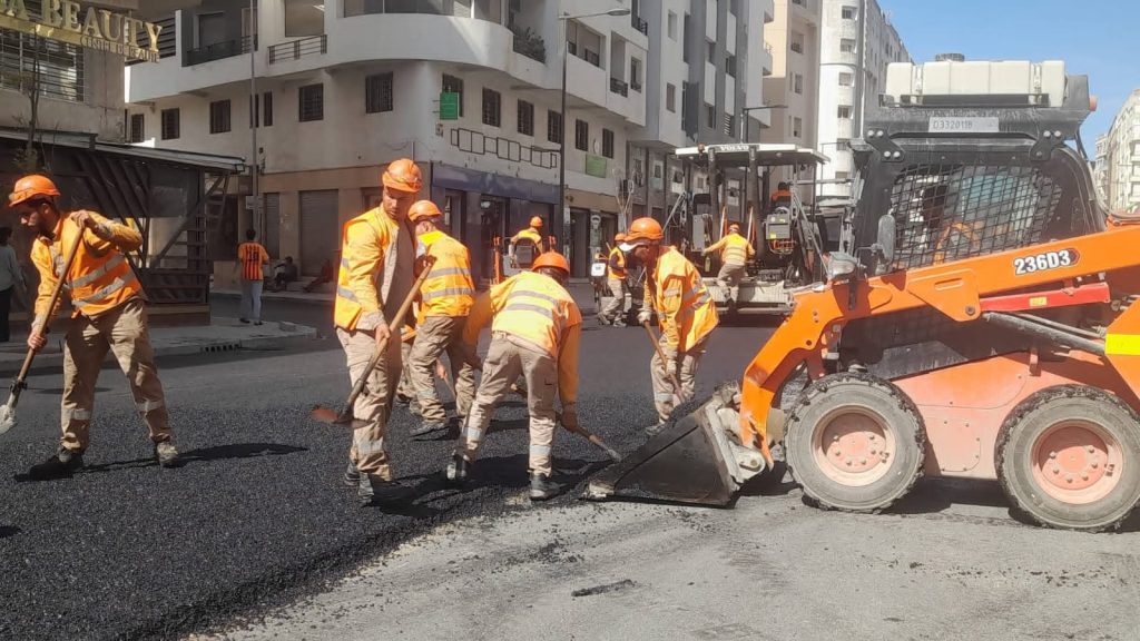 ورش حضري متواصل بالقنيطرة.. التزفيت النهائي بشارع الإمام علي