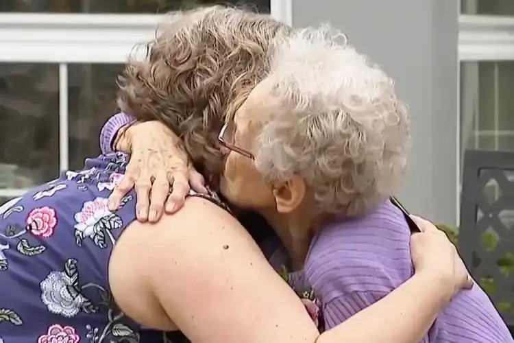 بعد 52 سنة.. ممرضة تلتقي رضيعة أنقذتها من الموت لحظة الولادة (صورة)