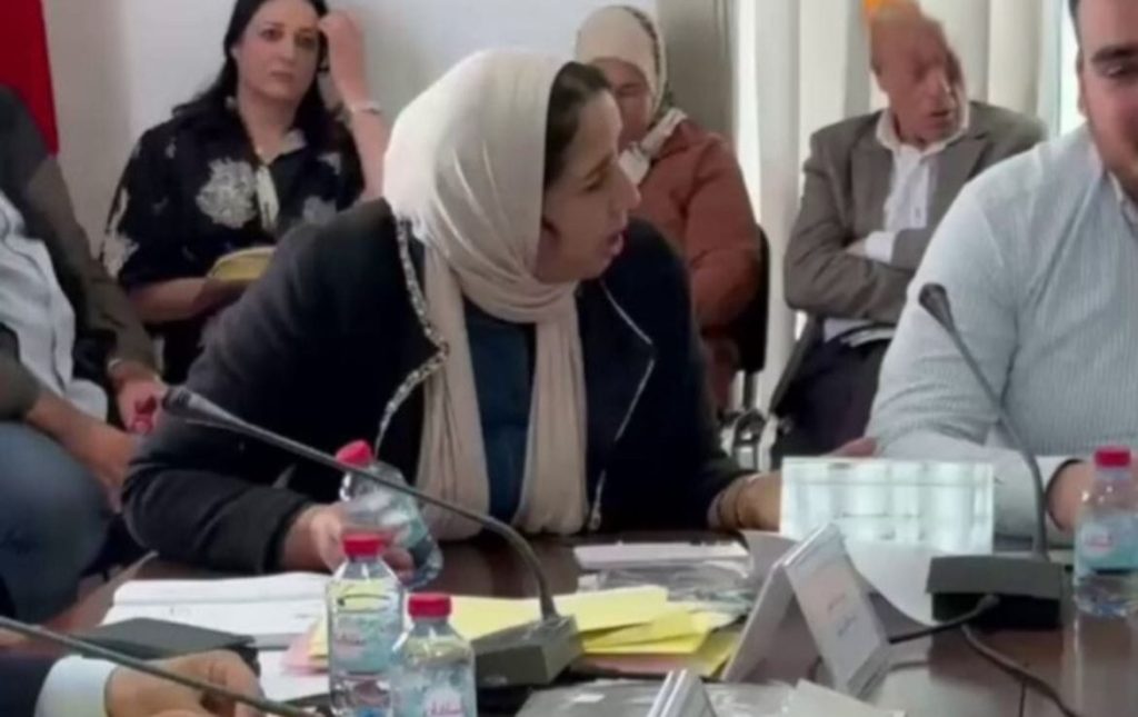 دعت لمنعهم من التصوير.. نائبة رئيس مجلس أصيلة تلوّح بقنينة ماء في وجه صحافيين