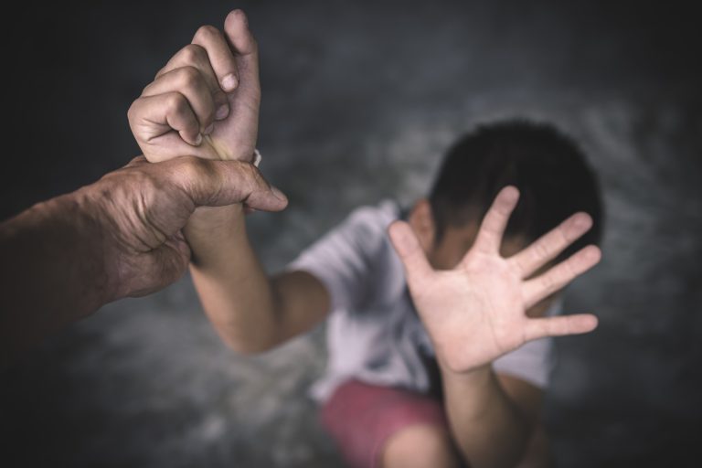 كسر جمجمة طفل ومحاولة خنق شقيقه تجرّ زوجة أب إلى المحاكمة بسوريا