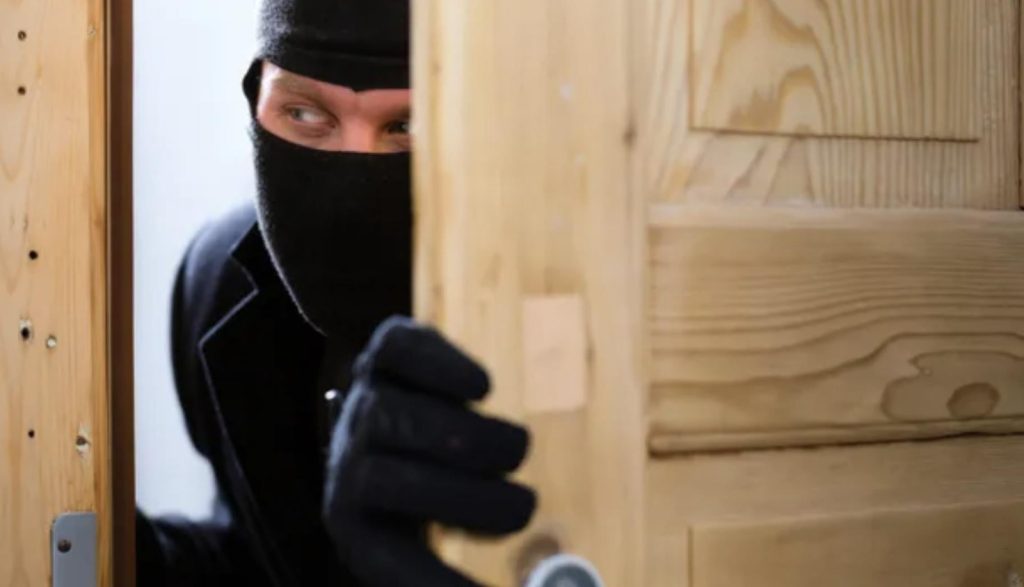 محاولة سرقة تنتهي بموقف محرج للص داخل سكن طلابي (فيديو)
