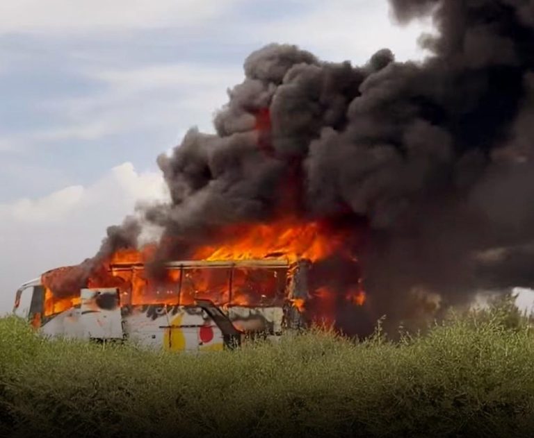 احتراق حافلة لنقل المسافرين على الطريق السيار قرب مكناس