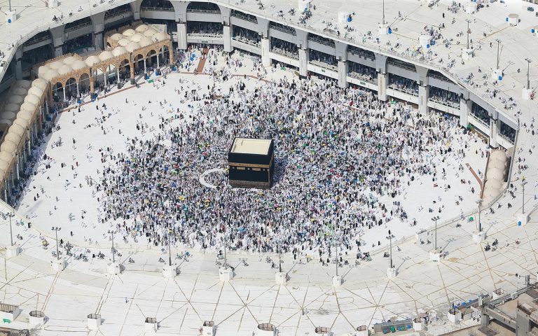 قبل وقوف عرفة.. ظاهرة فلكية فوق الكعبة تثير الانتباه