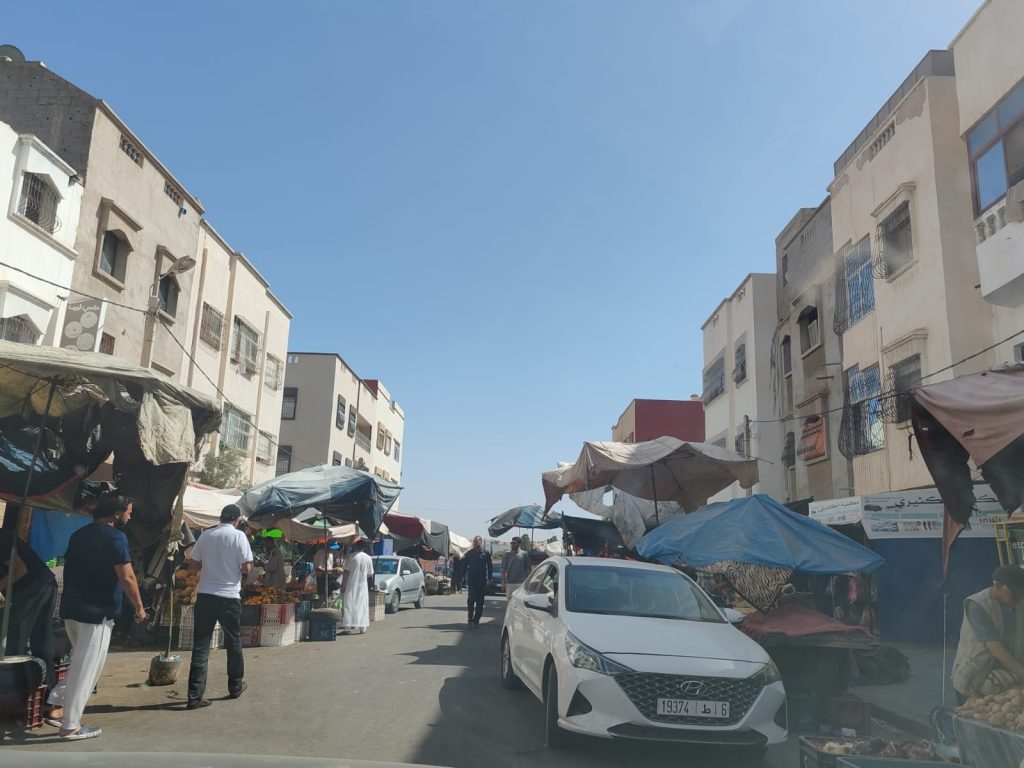 أكادير.. فوضى الباعة الجائلين تعيد الجدل حول احتلال الملك العمومي