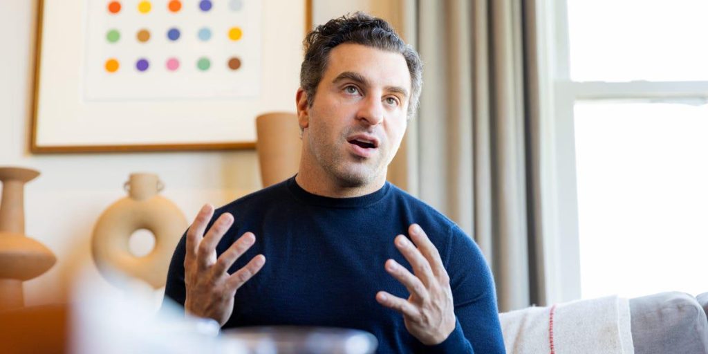 من شاب عادي إلى ملياردير… قصة براين تشيسكي مؤسس Airbnb