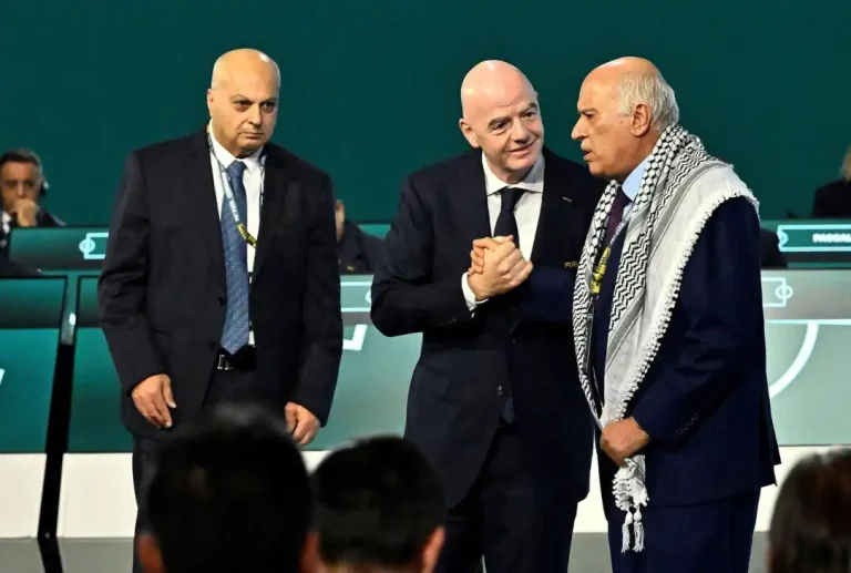 بعد سوابق مصافحات وجلسات مشتركة.. الرجوب يرفض مصافحة مسؤول إسرائيلي في مؤتمر الفيفا