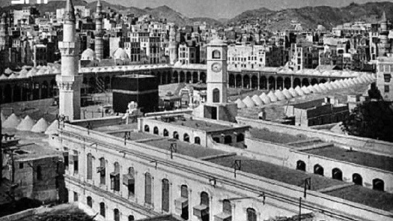 “ساعة مكة الأولى”.. قصة مشروع مؤسس السعودية لتنظيم مواقيت الصلاة بالحرم