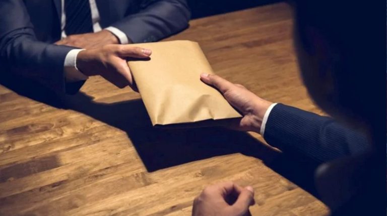 توقيف دركي برتبة “أجودان” متلبسًا برشوة 30 ألف درهم