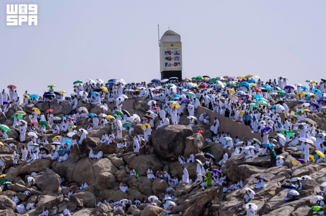 يوم الحج الأكبر.. التظليل والتلطيف يعززان راحة الحجاج في محيط جبل الرحمة