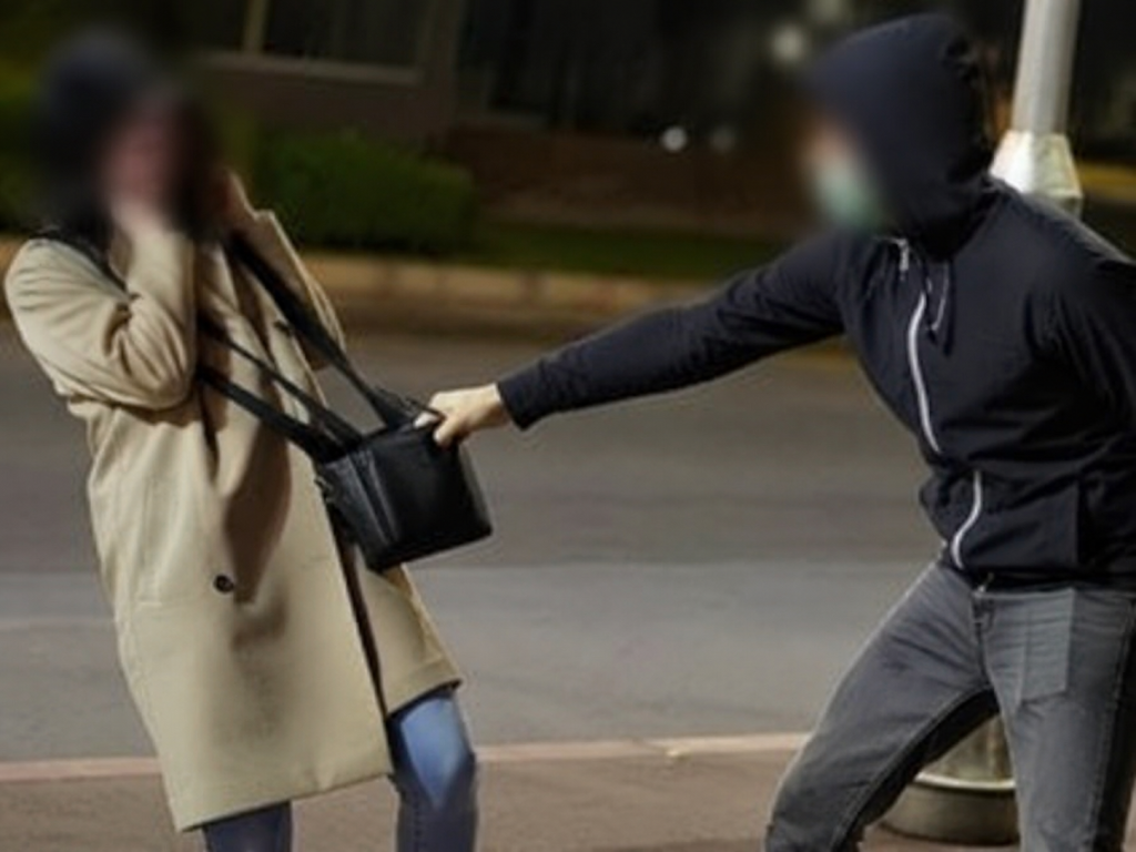 بركان.. شباب يطاردون لصا اعتدى على فتاة ويسلمونه للشرطة
