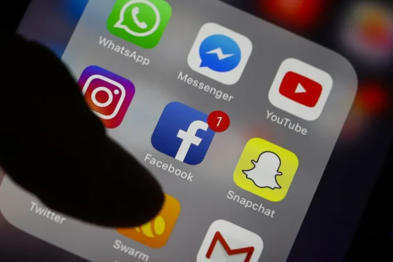 عطل مفاجئ يربك مستخدمي فيسبوك وإنستغرام وماسنجر