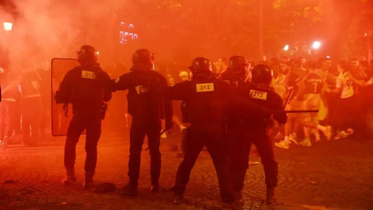 فرنسا.. إيقاف أكثر من 890 شخصا بسبب أعمال شغب عقب تتويج باريس سان جيرمان
