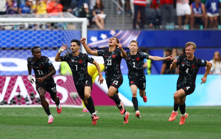 كندا تقصي جنوب إفريقيا وتحقق تأهلا تاريخيا إلى ثمن نهائي كأس العالم