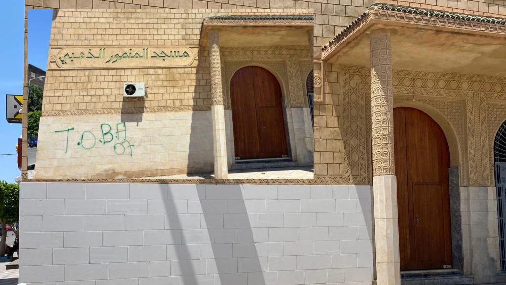 وجدة .. استياء عارم بعد تشويه أسوار مسجد بكتابات حائطية ومواطنون يتدخلون لطمسها