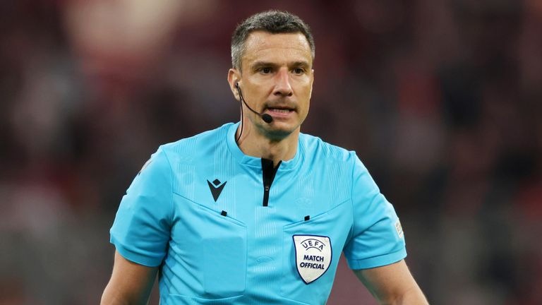 الحكم السلوفيني سلافكو فينتشيتش يدير مباراة المنتخب المغربي والبرازيل في المونديال