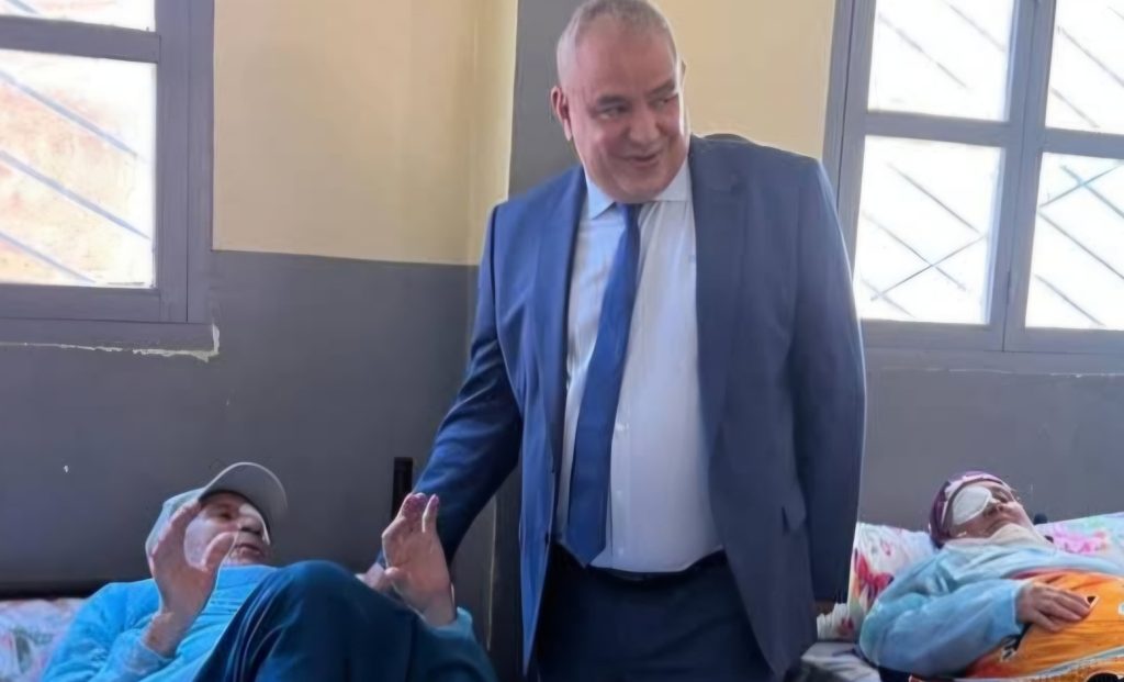 عامل إقليم خنيفرة يتفقد قافلة طبية لفائدة مرضى "الجلالة" بسبت آيت رحو