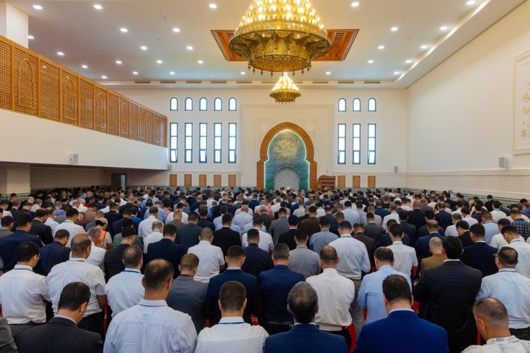 رجال ونساء الأمن يؤدون صلاة الجمعة بالمقر الجديد للمديرية - صور