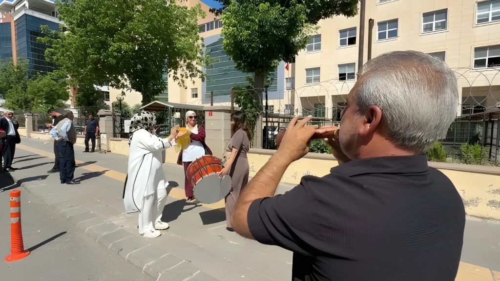 بعد 24 سنة من الزواج.. نهاية علاقة زوجين تركيين تشعل مواقع التواصل (فيديو)