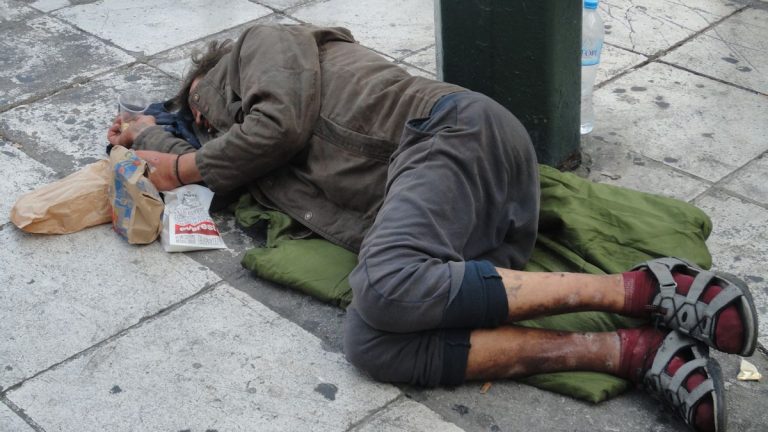 نجاة مشرّد بأعجوبة بعد حادث صادم في إزمير التركية (فيديو)