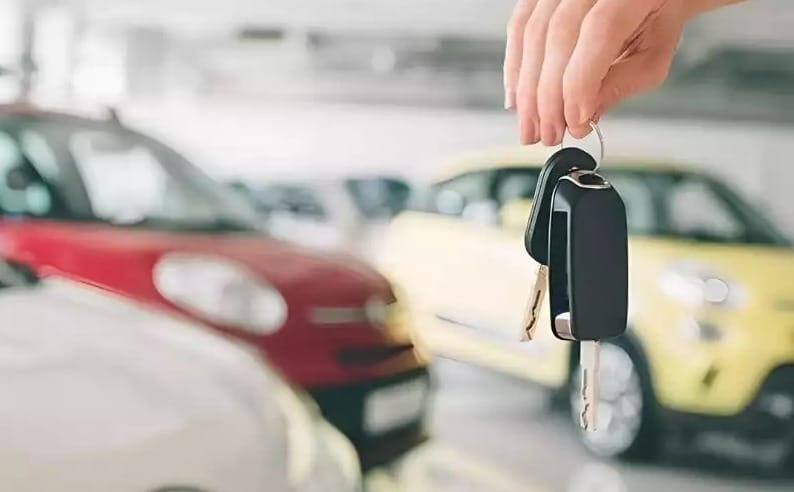 مع بداية عودة الجالية.. وكالات تأجير السيارات ترفع أسعار الخدمات