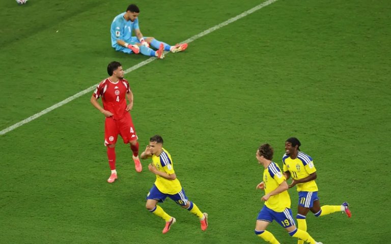 منتخب تونس يستهل مشوار المونديال بخسارة ثقيلة أمام السويد