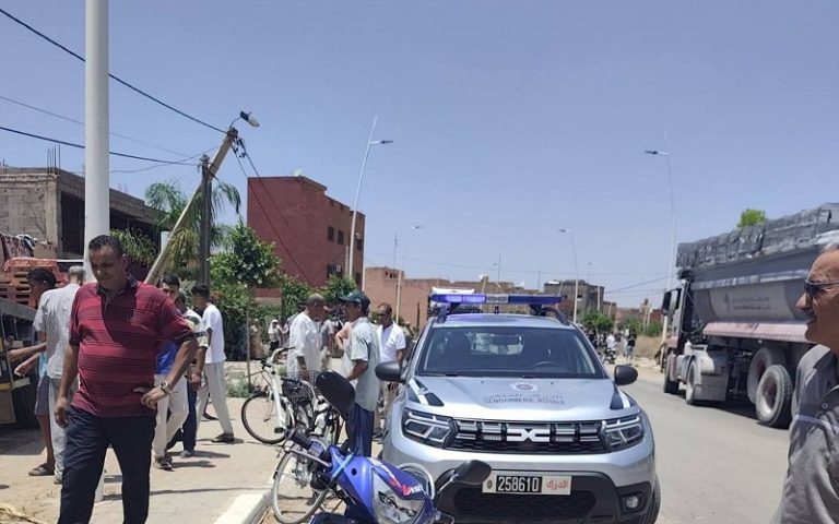 حادث خطير نواحي بني ملال.. شاحنة تقتحم منزلا وتنقل سيدة إلى المستشفى
