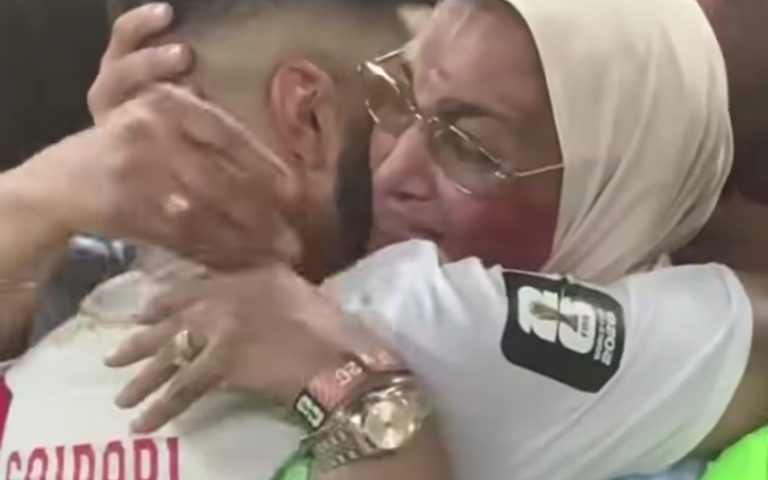 بعد صافرة النهاية.. عناق الأمهات يزين احتفالات الأسود بالتأهل - صور