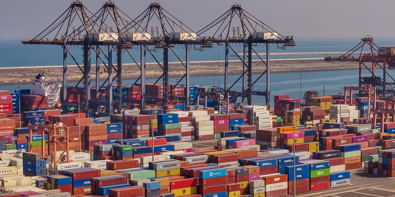 شركات النقل البحري ترفع تعريفة شحن الحاويات وتزيد من أعباء المستوردين المغاربة