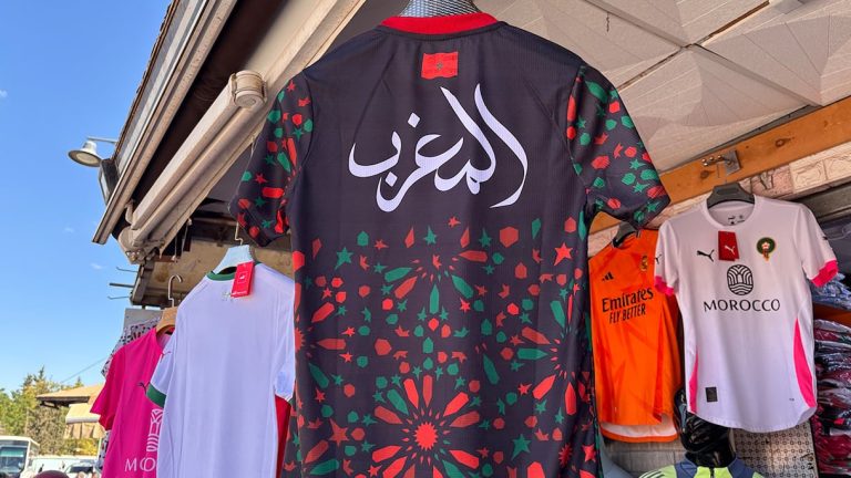 حمّى المونديال تجتاح الأسواق المغربية.. تهافت على قمصان أسود الأطلس