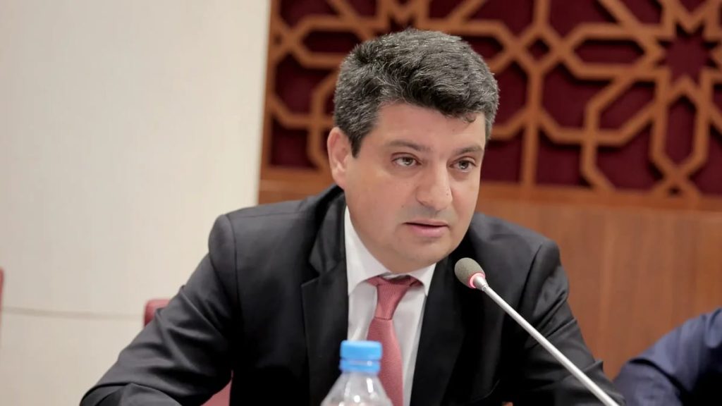 الأستاذ أدمينو يلتحق بالمحكمة الدستورية.. مسار أكاديمي يعزز مؤسسة الرقابة الدستورية