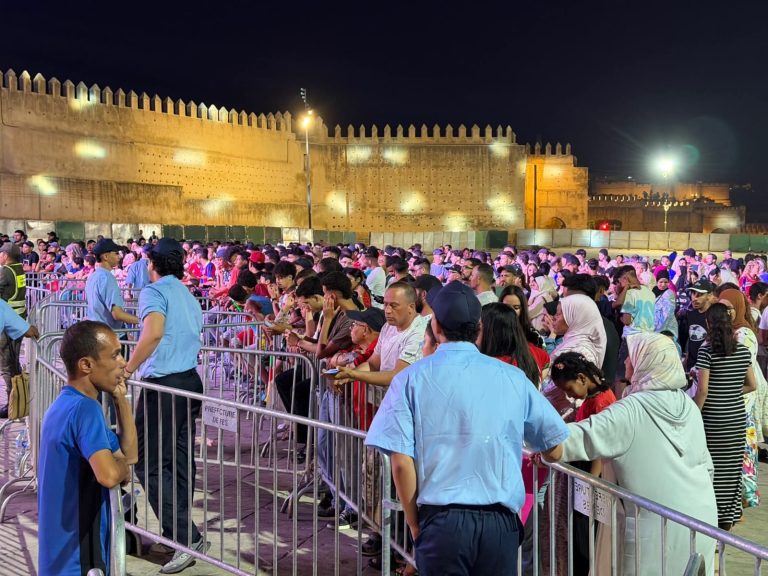 توافد جماهيري كبير على "فان زون" باب بوجلود بفاس لمتابعة مباراة المغرب والبرازيل