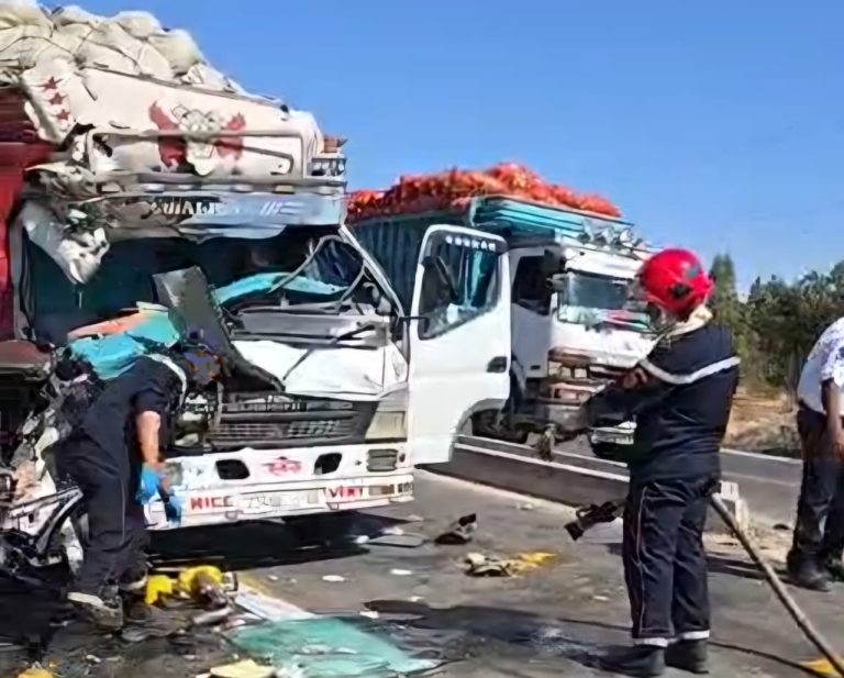 مصرع سائق شاحنة في حادثة سير مميتة بين سيدي يحيى الغرب وسيدي سليمان