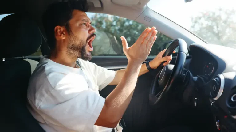 لماذا يبالغ بعض الأشخاص في جلد الذات؟ دراسة تُجيب