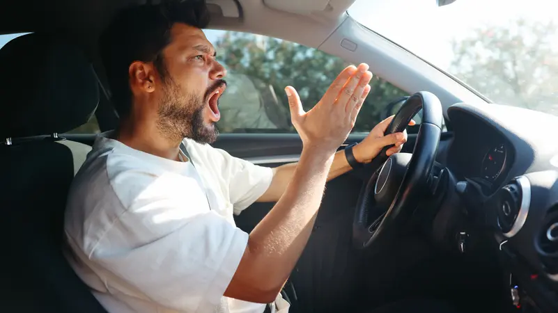 لماذا يبالغ بعض الأشخاص في جلد الذات؟ دراسة تُجيب