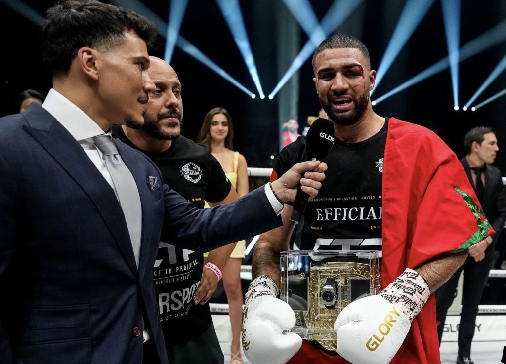 الملك يهنئ البطل توشاسي بعد نزال تاريخي في روتردام