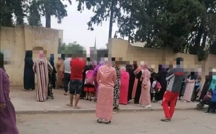 الامتحانات وحضور الأمهات...دعمُ نفسي أم مصاحبة ظرفية في الوقت بدل الضائع