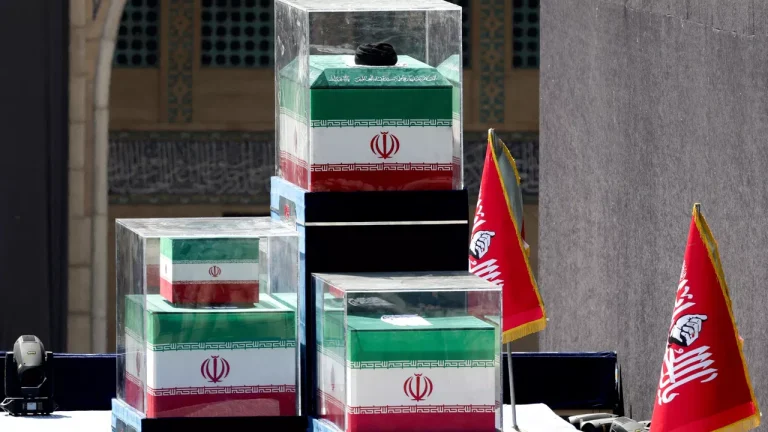 إيران.. انتهاء مراسم تشييع علي خامنئي في مشهد