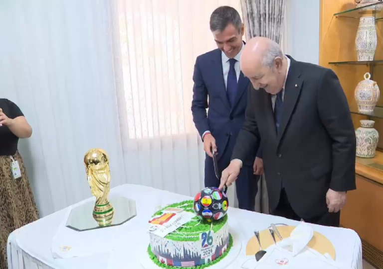 كعكة ونسخة مقلدة من كأس العالم.. تبون يحتفل مع سانشيز بتتويج إسبانيا بلقب المونديال