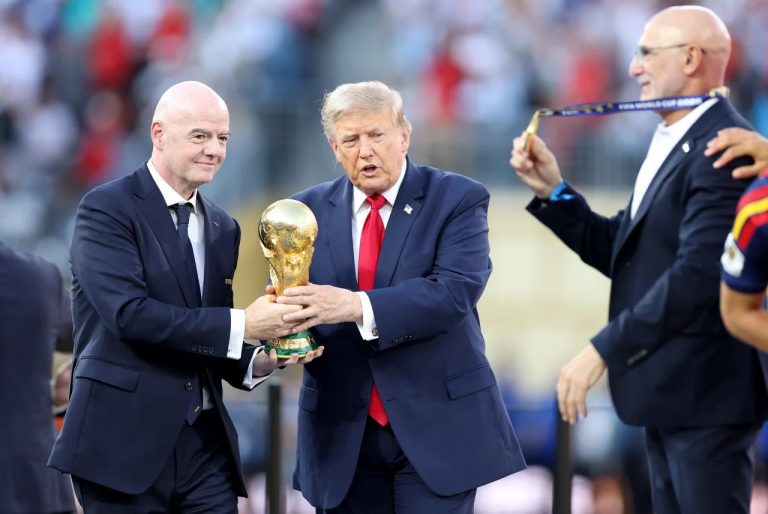 ترامب: طلبت من إنفانتينو أن يمنح أمريكا تنظيم كأس العالم المقبلة