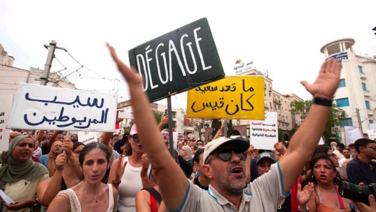 تزامنا مع موجة الاحتجاجات.. الحكومة التونسية تغيب عن جلسة مساءلة برلمانية