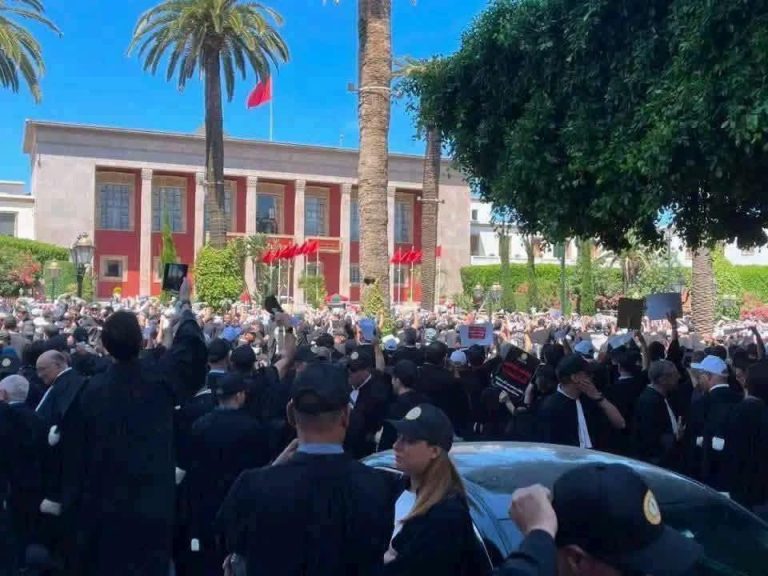 تصعيد جديد.. المحامون يعلنون خوض اعتصام مفتوح أمام البرلمان