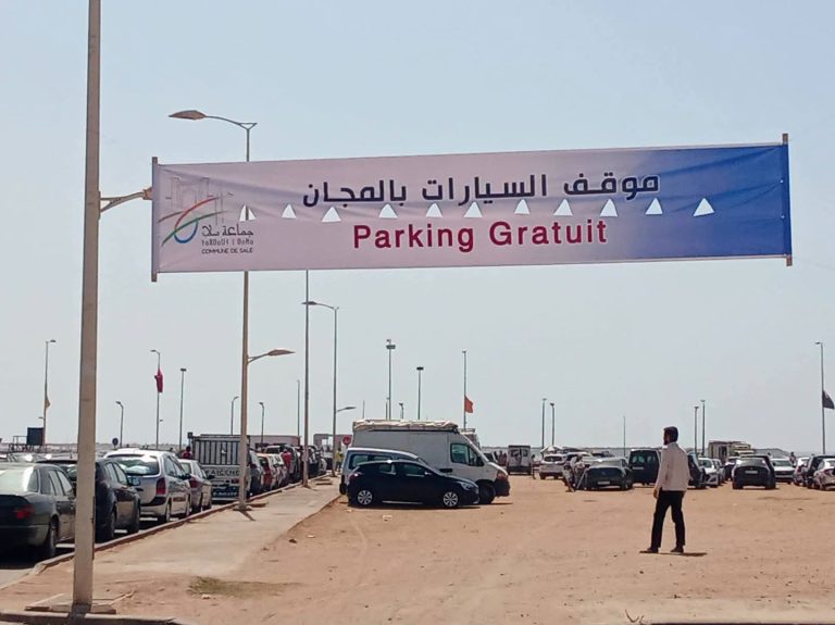 رغم إعلان مجانية الموقف.. زوار شاطئ سلا يشتكون من فرض إتاوات على ركن السيارات