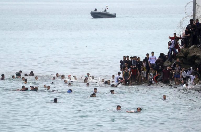 موجة الهجرة الجماعية.. زعيم فوكس يحمل حكومة سانشيز المسؤولية