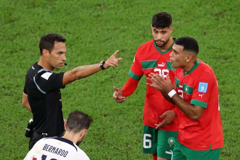 حكم أرجنتيني يقود مباراة المغرب وفرنسا في كأس العالم