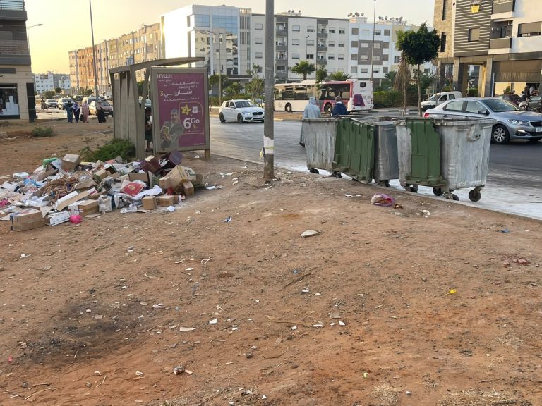 روائح كريهة ومحطة حافلات وسط الأزبال.. ساكنة شارع الزربية بسلا الجديدة تستغيث