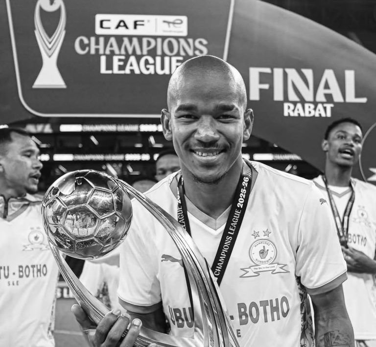 وفاة لاعب جنوب إفريقيا بعد أيام من عودته من المونديال