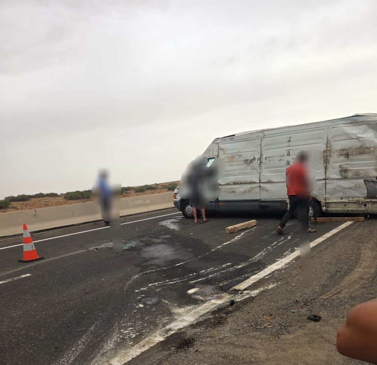 انقلاب سيارة لنقل السلع على الطريق السيار بين تازة وجرسيف - صور