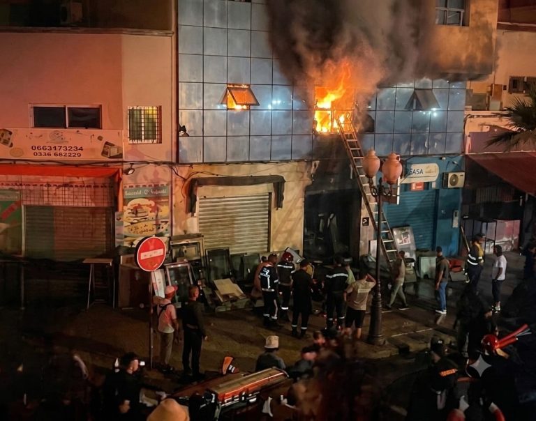 وجدة .. اندلاع حريق بمحل لإصلاح الاجهزة الإلكترونية والوقاية المدنية تسيطر على الوضع