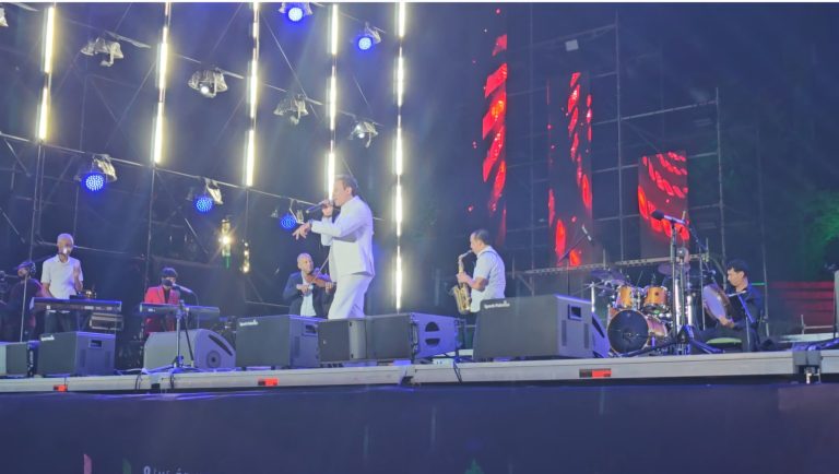 حاتم إيدار يلهب حماس الآلاف في ساحة التاج بمهرجان إفران الدولي