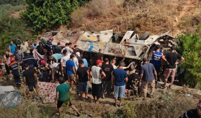 مصرع 25 شخصًا وإصابة العشرات في انقلاب حافلة شمال الجزائر